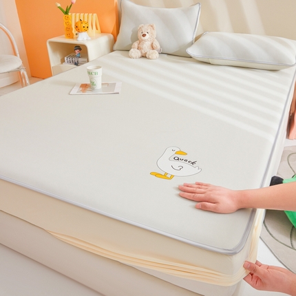 91家纺网 家纺一手货源 找家纺 2025春夏新款独家研发太空层凉感鸭冰丝烫画软凉席床笠款 凉感鸭-奶昔黄