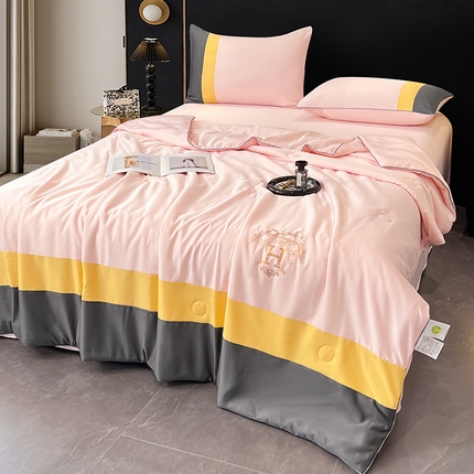 91家纺网 家纺一手货源 找家纺 梦舒羽 2025新款清凉舒适水洗冰丝双拼亮钻夏被四件套 双拼亮钻优雅粉