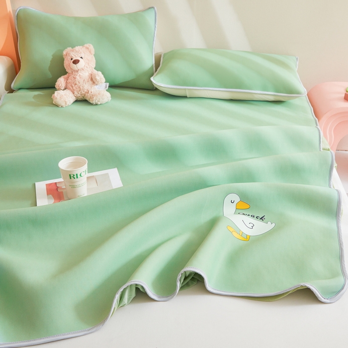 91家纺网 家纺一手货源 找家纺 2025春夏新款独家研发太空层凉感鸭冰丝烫画软凉席床笠款 凉感鸭-牛油果绿