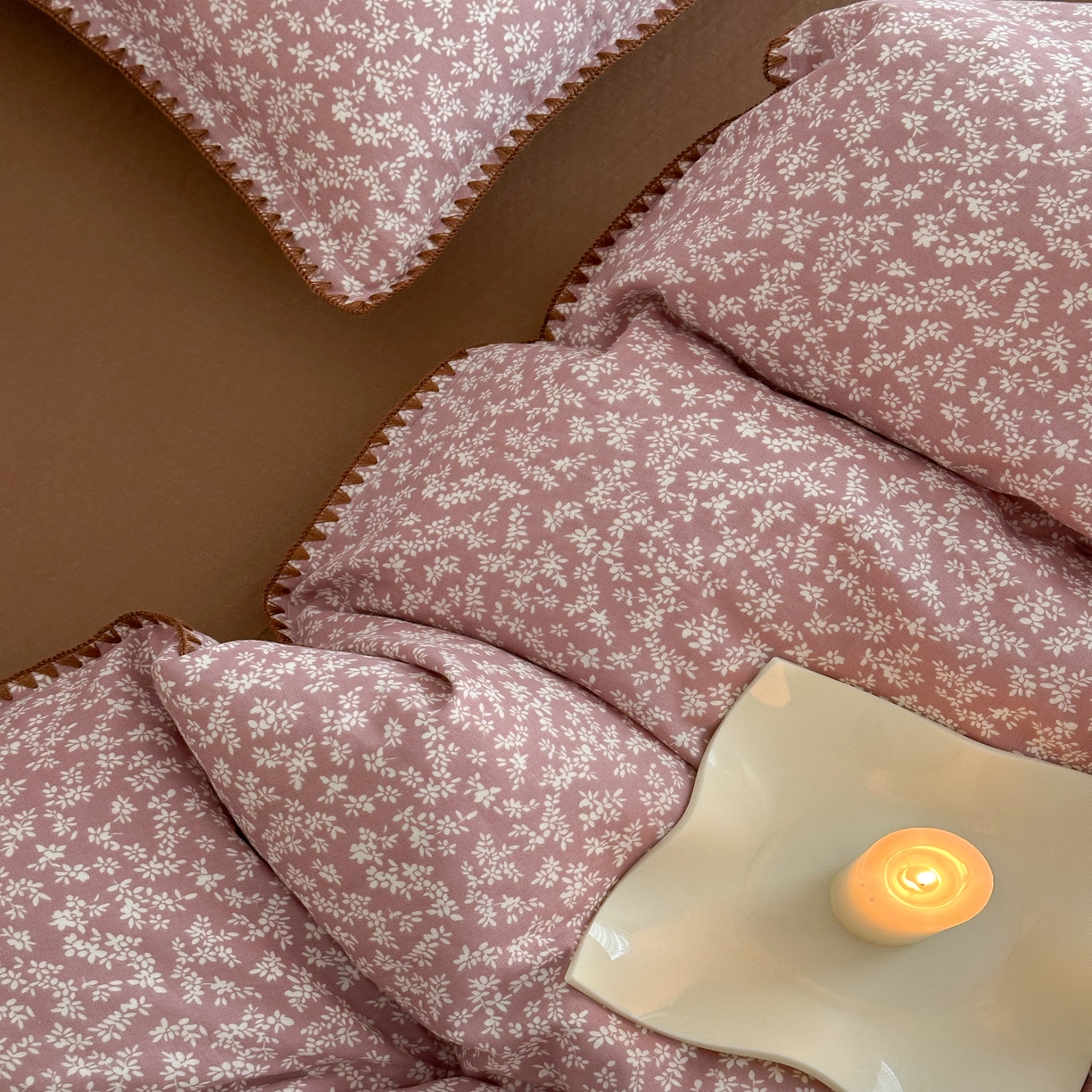 91家纺网 家纺一手货源 找家纺 2025新款工艺款全棉双层纱小清新贝壳边四件套 浅枝