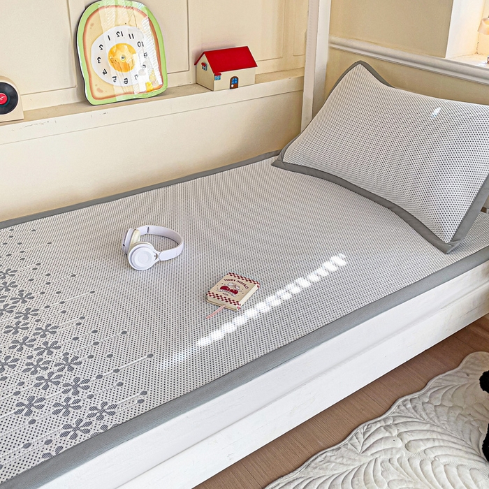 91家纺网 家纺一手货源 找家纺 富馨莱 2025新款A类480克PE凉感凉豆豆凉席三件套和单件学生款 倾城