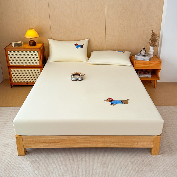 91家纺网 家纺一手货源 找家纺 澳梵家居 2025新款A类全棉毛巾绣床笠 腊肠小狗-白