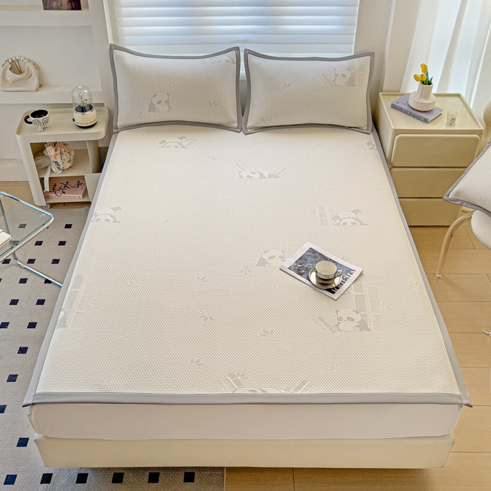 91家纺网 家纺一手货源 找家纺 富馨莱 2025新款A类480克PE凉感凉豆豆凉席三件套和单件平铺款 熊猫嘟嘟-灰