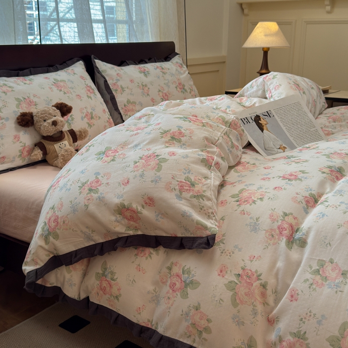 91家纺网 家纺一手货源 找家纺 曼之夏 2025春夏新款A类全棉纯棉邹邹纱花边款四件套 秘密花园