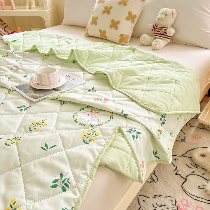 91家纺网 家纺一手货源 找家纺 憨豆家纺 2025新款纳米印花超声波夏被简约可机洗空调被夏凉被礼品被直播跨境 花间小兔