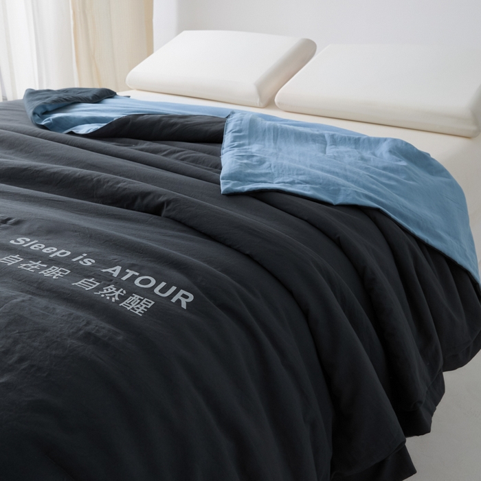 91家纺网 家纺一手货源 找家纺 暖芯家纺 2025新款亚朵同款深睡Pro夏被自在眠自然醒 深灰+普鲁士蓝