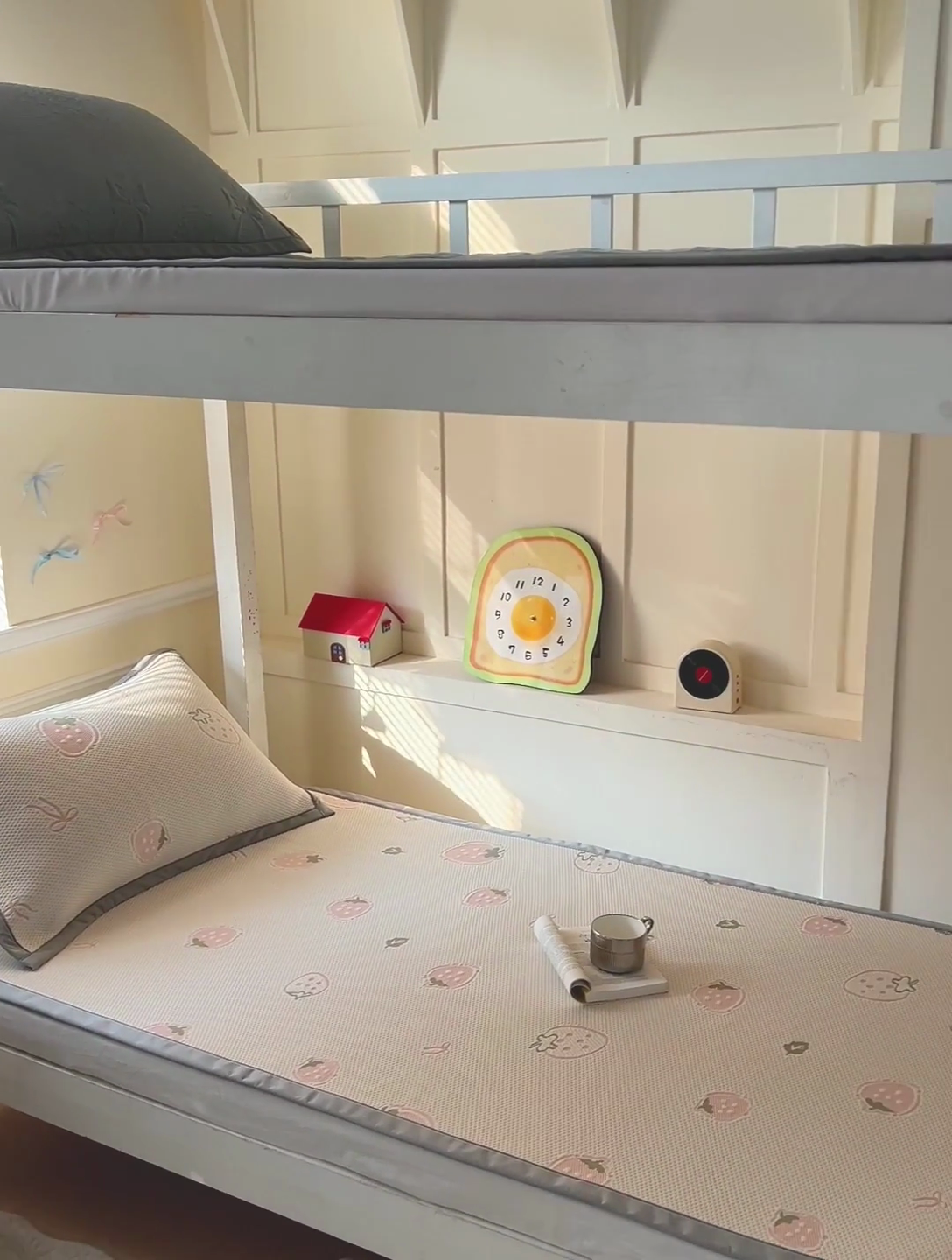 91家纺网 家纺一手货源 找家纺 富馨莱 2025新款A类480克PE凉感凉豆豆凉席三件套和单件学生款 草莓乐园