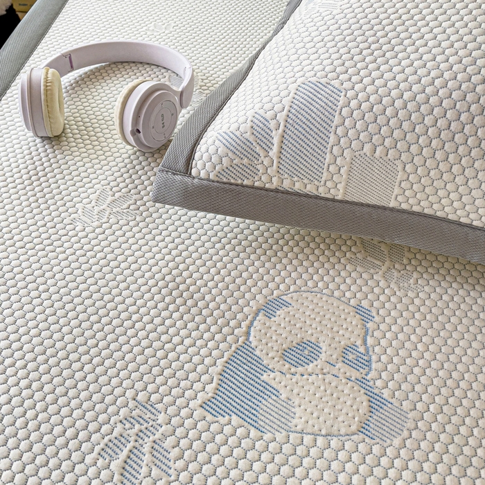 91家纺网 家纺一手货源 找家纺 富馨莱 2025新款A类480克PE凉感凉豆豆凉席三件套和单件学生款 熊猫嘟嘟-蓝