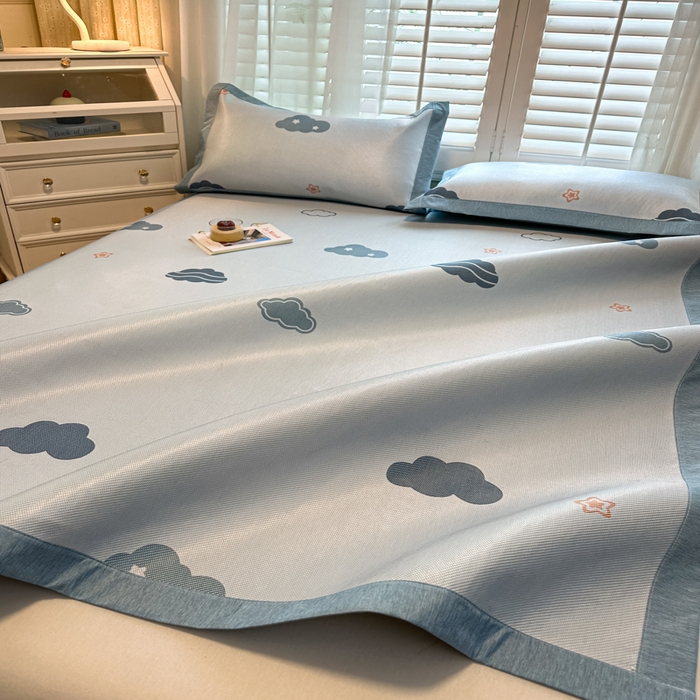 91家纺网 家纺一手货源 找家纺 席佬大 2025新款高克重卡通数码印花冰藤席床席床笠款 蓝天白云-平铺款-平铺款