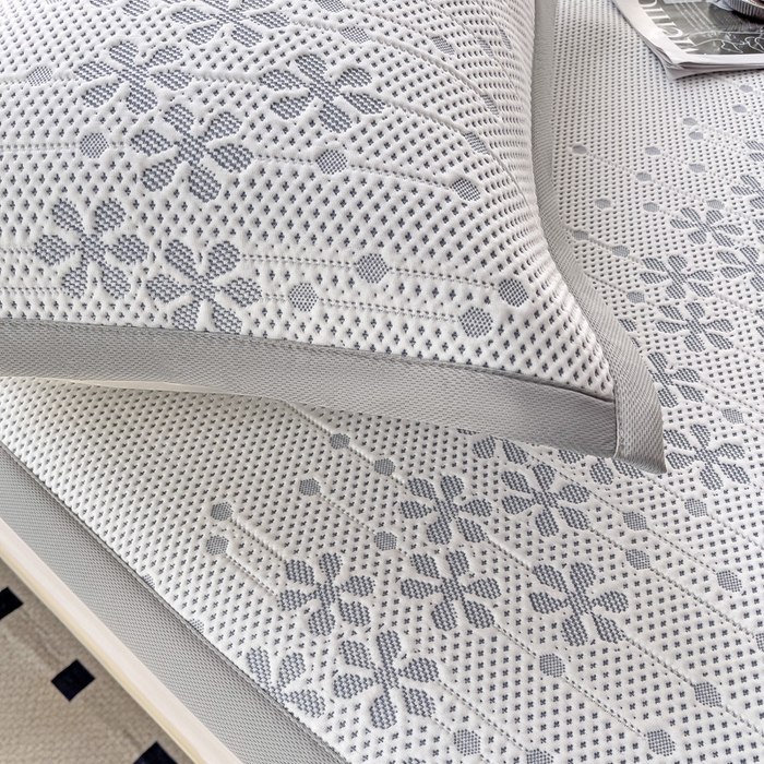 91家纺网 家纺一手货源 找家纺 富馨莱 2025新款A类480克PE凉感凉豆豆凉席三件套和单件平铺款 倾城