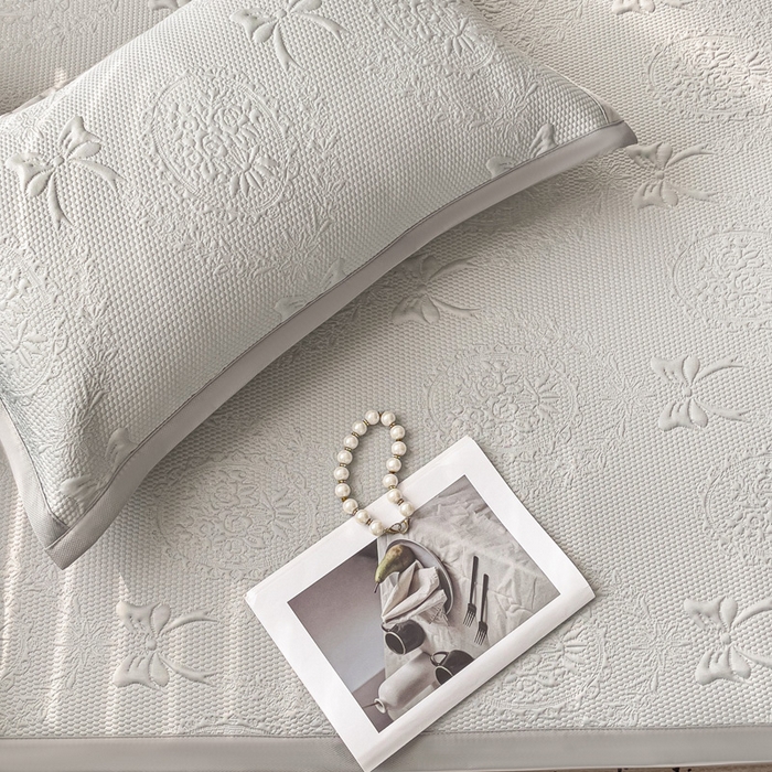 91家纺网 家纺一手货源 找家纺 富馨莱 2025新款A类480克PE凉感凉豆豆凉席三件套和单件平铺款 蝴蝶結-灰