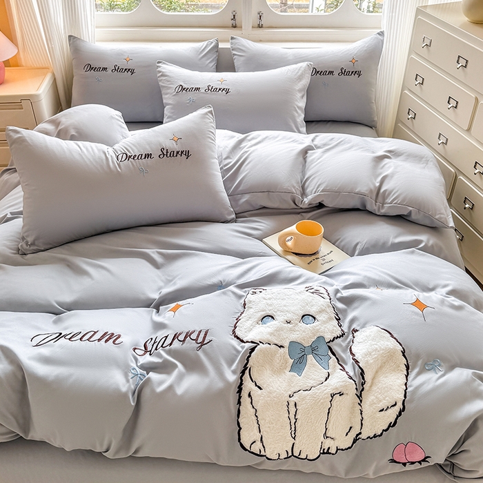 91家纺网 家纺一手货源 找家纺 凯美 2025新款超柔水洗棉卡通贴布绣四件套 幸运小猫-浅灰