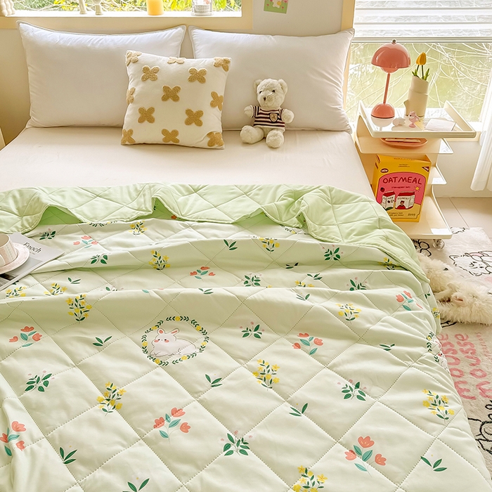 91家纺网 家纺一手货源 找家纺 憨豆家纺 2025新款纳米印花超声波夏被简约可机洗空调被夏凉被礼品被直播跨境 花间小兔