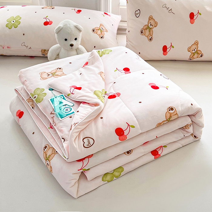 91家纺网 家纺一手货源 找家纺 好梦来家纺（原锦茂家纺） 2025新款印花凉感丝抗菌夏被 樱桃小熊