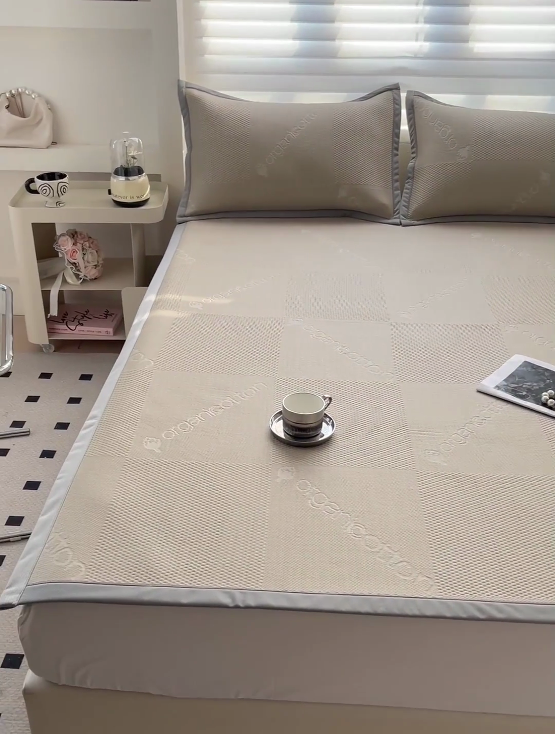 91家纺网 家纺一手货源 找家纺 富馨莱 2025新款A类480克PE凉感凉豆豆凉席三件套和单件平铺款 绅士咖