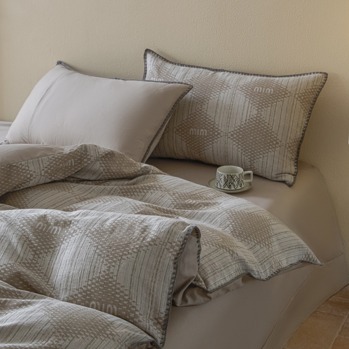 91家纺网 家纺一手货源 找家纺 2025新款亲肤全棉三层纱提花四件套 菱格-露褐