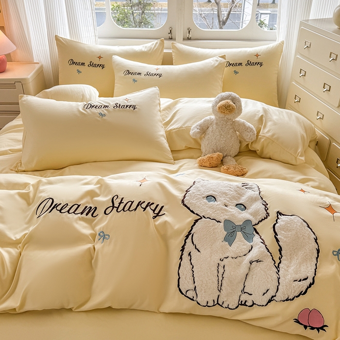 91家纺网 家纺一手货源 找家纺 凯美 2025新款超柔水洗棉卡通贴布绣四件套 幸运小猫-浅黄