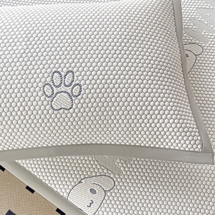 91家纺网 家纺一手货源 找家纺 富馨莱 2025新款A类480克PE凉感凉豆豆凉席三件套和单件平铺款 呆呆狗