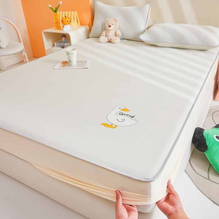 91家纺网 家纺一手货源 找家纺 2025春夏新款独家研发太空层凉感鸭冰丝烫画软凉席床笠款 凉感鸭-奶昔黄