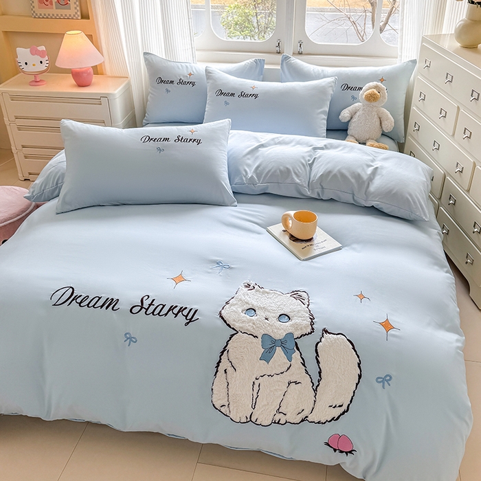 91家纺网 家纺一手货源 找家纺 凯美 2025新款超柔水洗棉卡通贴布绣四件套 幸运小猫-浅蓝