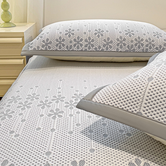 91家纺网 家纺一手货源 找家纺 富馨莱 2025新款A类480克PE凉感凉豆豆凉席三件套和单件床笠款 倾城