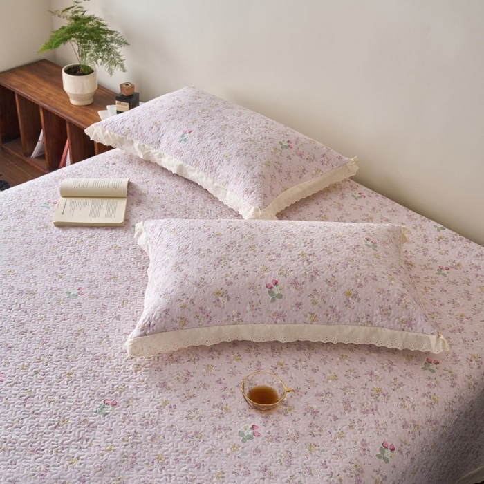 91家纺网 家纺一手货源 找家纺 漫仙阁家纺 2025新款热卖法式花边款加厚床盖床盖三件套 粉草莓