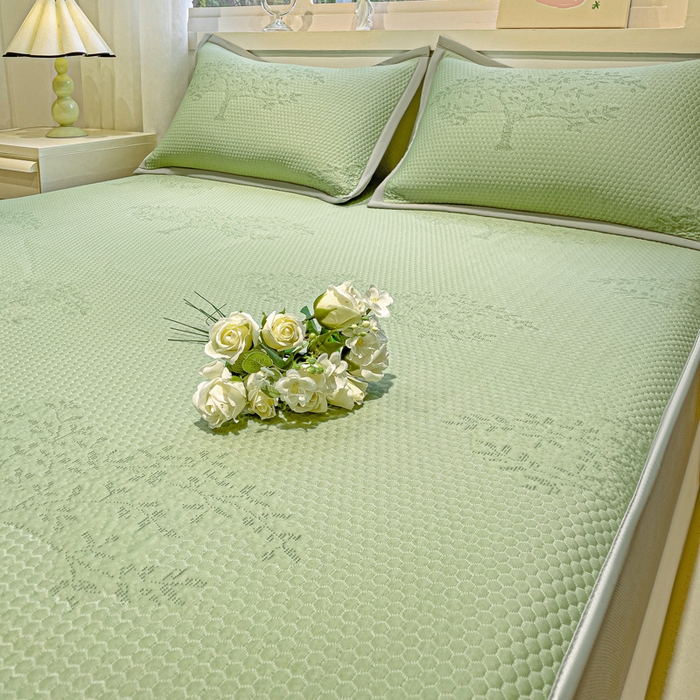 91家纺网 家纺一手货源 找家纺 富馨莱 2025新款A类480克PE凉感凉豆豆凉席三件套和单件床笠款 发财树-绿