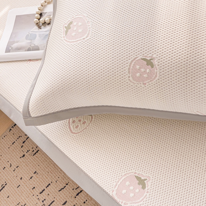 91家纺网 家纺一手货源 找家纺 富馨莱 2025新款A类480克PE凉感凉豆豆凉席三件套和单件平铺款 草莓乐园