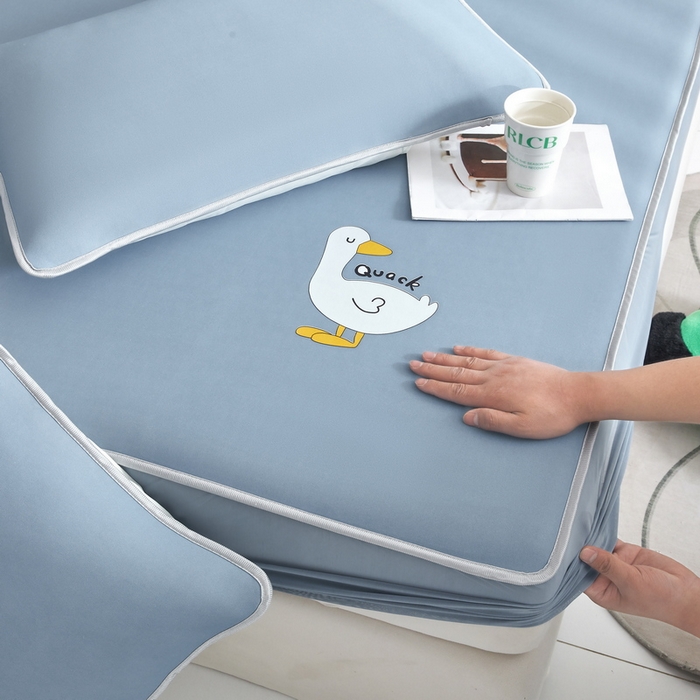 91家纺网 家纺一手货源 找家纺 2025春夏新款独家研发太空层凉感鸭冰丝烫画软凉席床笠款 凉感鸭-宾利蓝