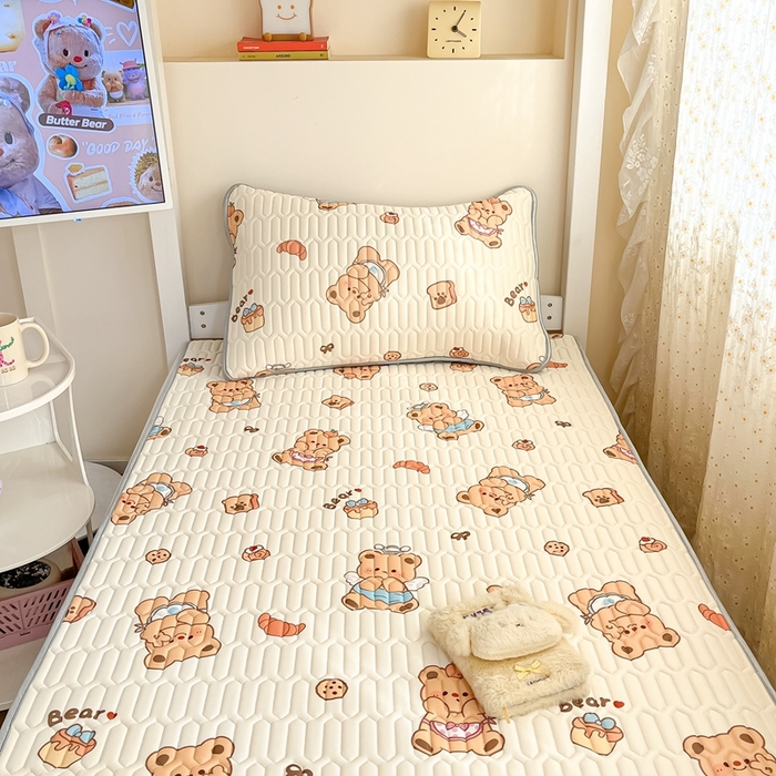 91家纺网 家纺一手货源 找家纺 川悦生活 2025新款小阪凉感丝印花凉席-学生床 奶芙熊