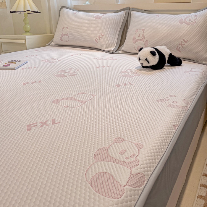 91家纺网 家纺一手货源 找家纺 富馨莱 2025新款A类480克PE凉感凉豆豆凉席三件套和单件床笠款 熊猫嘟嘟-粉