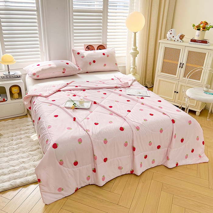 91家纺网 家纺一手货源 找家纺 好梦来家纺（原锦茂家纺） 2025新款印花凉感丝抗菌夏被 草莓甜心