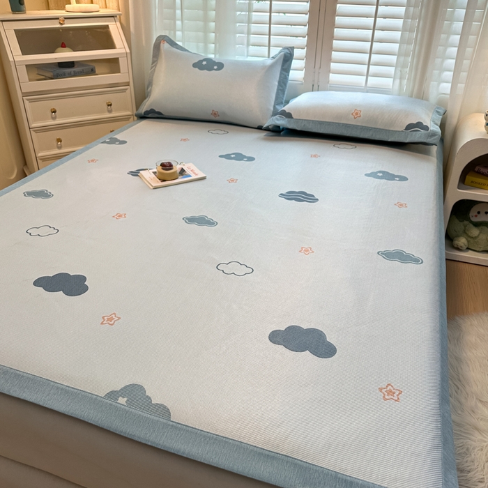 91家纺网 家纺一手货源 找家纺 席佬大 2025新款高克重卡通数码印花冰藤席床席床笠款 蓝天白云-平铺款-平铺款