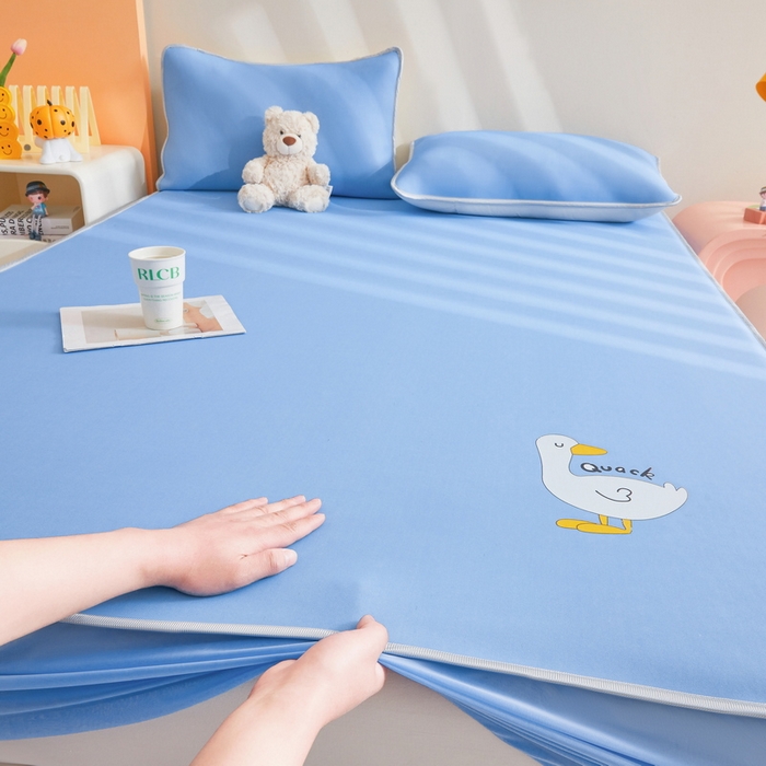 91家纺网 家纺一手货源 找家纺 2025春夏新款独家研发太空层凉感鸭冰丝烫画软凉席床笠款 凉感鸭-冰蓝