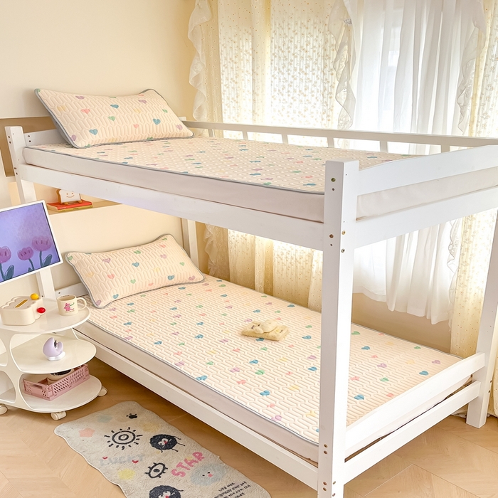 91家纺网 家纺一手货源 找家纺 川悦生活 2025新款小阪凉感丝印花凉席-学生床 浪漫普拉达