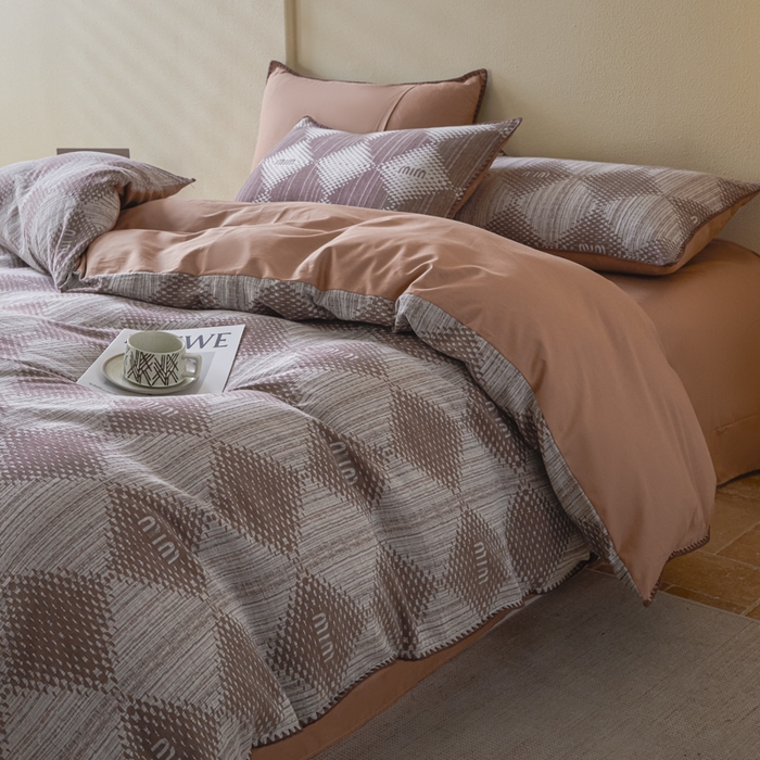 91家纺网 家纺一手货源 找家纺 2025新款亲肤全棉三层纱提花四件套 菱格-赤缇