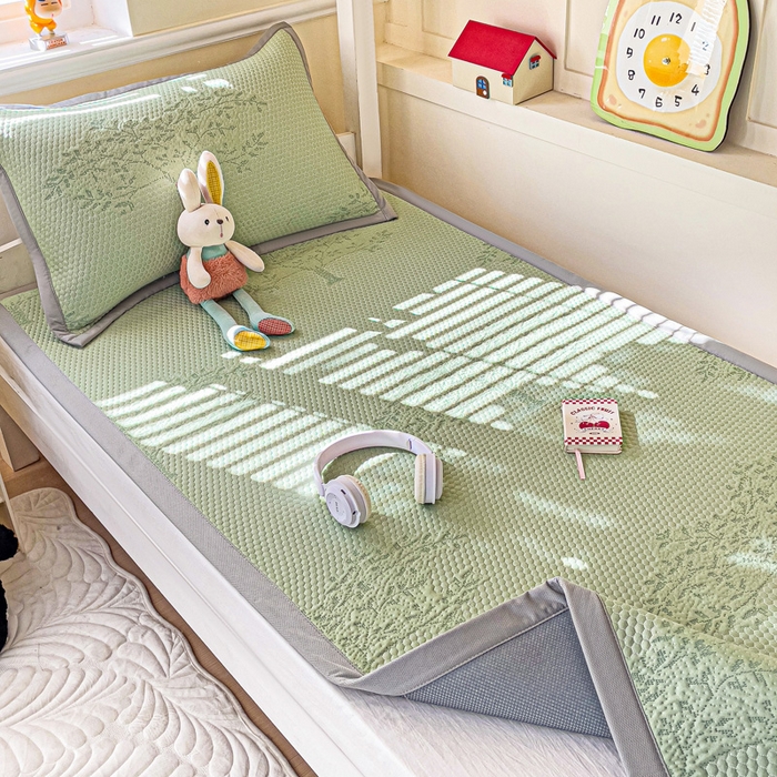 91家纺网 家纺一手货源 找家纺 富馨莱 2025新款A类480克PE凉感凉豆豆凉席三件套和单件学生款 发财树-绿