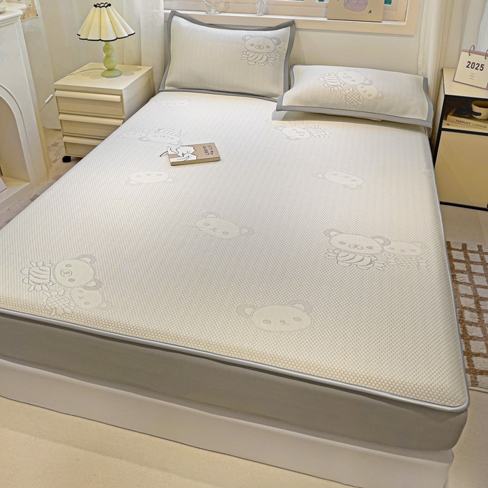 91家纺网 家纺一手货源 找家纺 富馨莱 2025新款A类480克PE凉感凉豆豆凉席三件套和单件床笠款 快乐熊仔