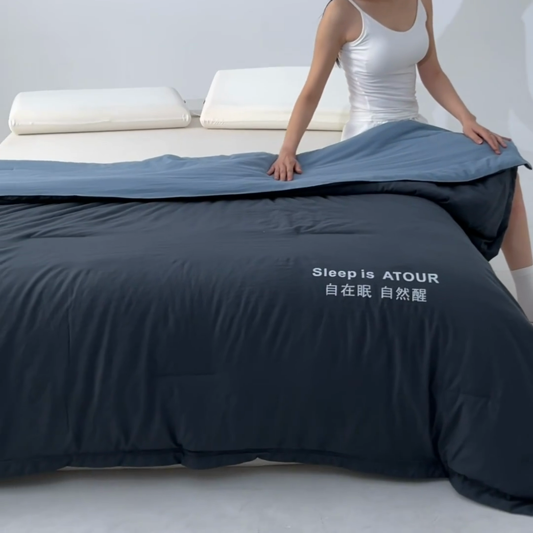 91家纺网 家纺一手货源 找家纺 暖芯家纺 2025新款亚朵同款深睡Pro夏被自在眠自然醒 深灰+普鲁士蓝
