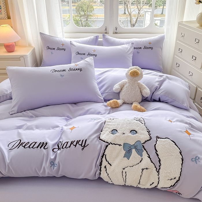 91家纺网 家纺一手货源 找家纺 凯美 2025新款超柔水洗棉卡通贴布绣四件套 幸运小猫-浅紫