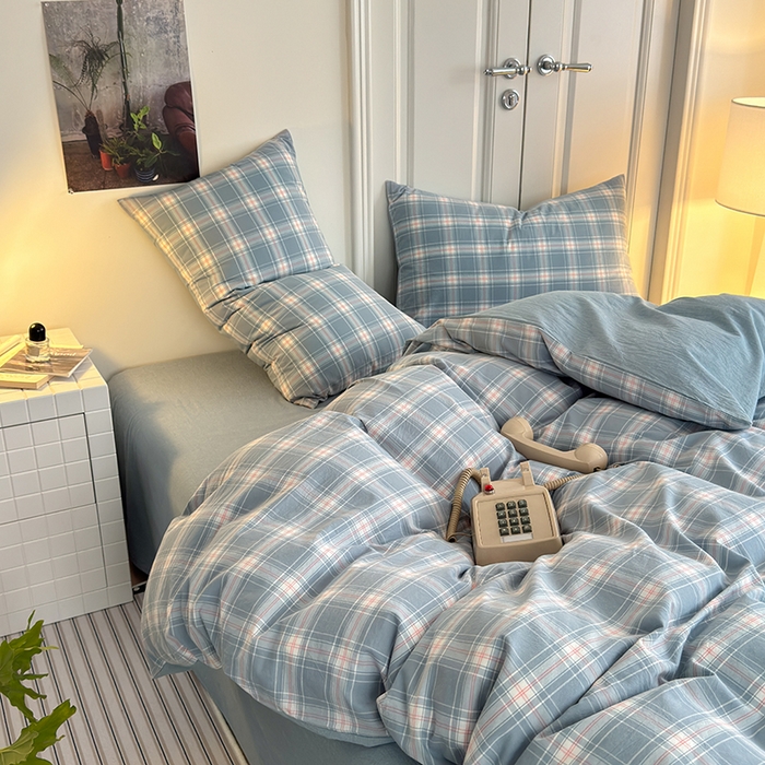 91家纺网 家纺一手货源 找家纺 玖弘家居 2025新款水洗棉格子系列四件套 柔光格蓝