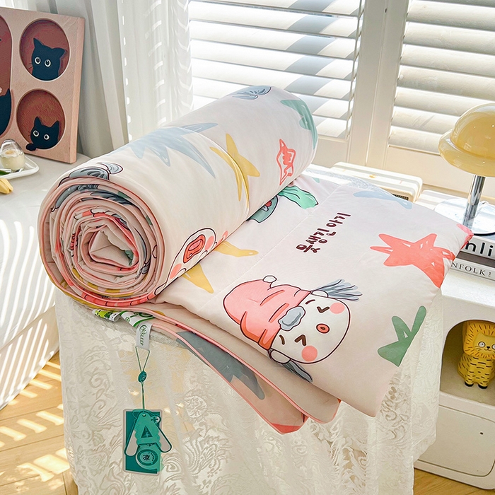 91家纺网 家纺一手货源 找家纺 好梦来家纺（原锦茂家纺） 2025新款印花凉感丝抗菌夏被 搞怪女孩