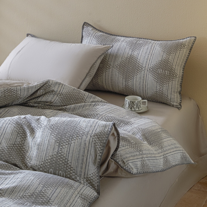 91家纺网 家纺一手货源 找家纺 2025新款亲肤全棉三层纱提花四件套 菱格-月灰