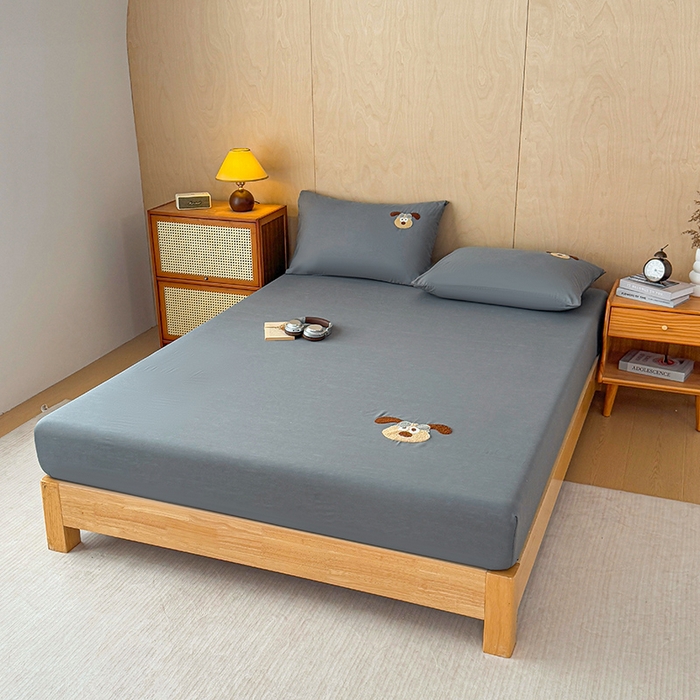 91家纺网 家纺一手货源 找家纺 澳梵家居 2025新款A类全棉毛巾绣床笠 飞天小狗-灰色