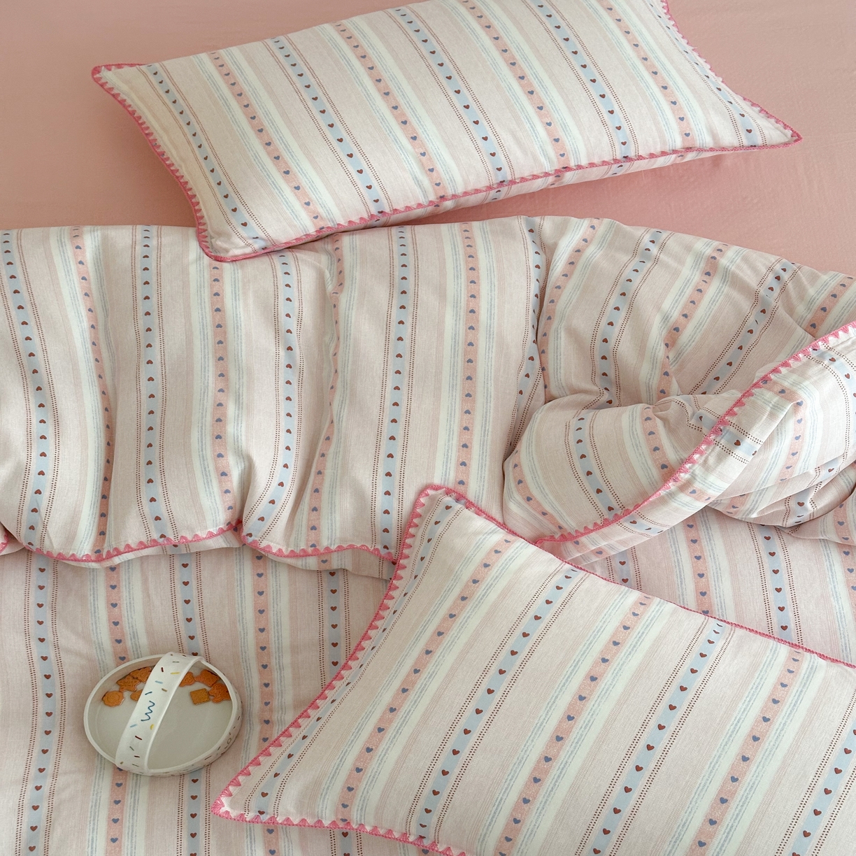 91家纺网 家纺一手货源 找家纺 2025新款春夏新品工艺款全棉双层纱贝壳边四件套 小心动