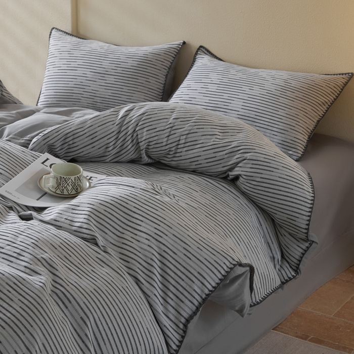 91家纺网 家纺一手货源 找家纺 2025新款亲肤全棉三层纱提花四件套 韵律-星灰