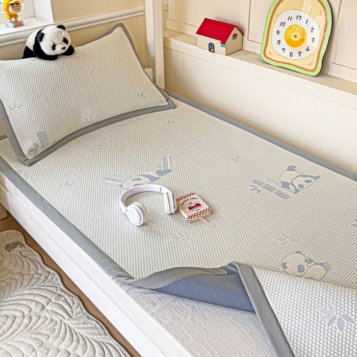 91家纺网 家纺一手货源 找家纺 富馨莱 2025新款A类480克PE凉感凉豆豆凉席三件套和单件学生款 熊猫嘟嘟-蓝