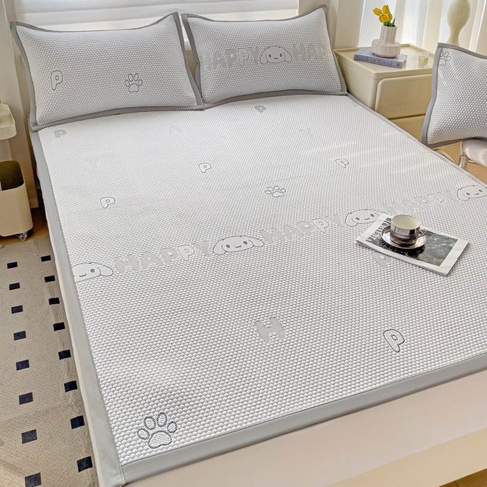 91家纺网 家纺一手货源 找家纺 富馨莱 2025新款A类480克PE凉感凉豆豆凉席三件套和单件平铺款 呆呆狗