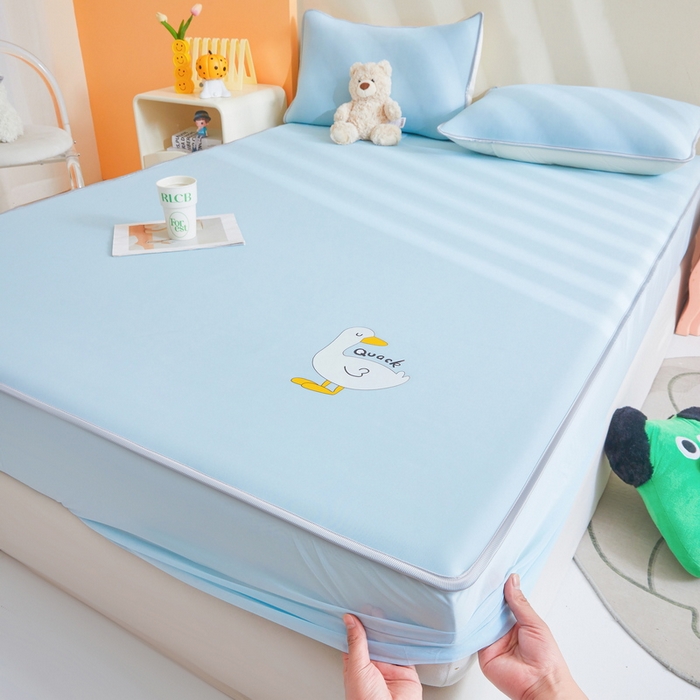 91家纺网 家纺一手货源 找家纺 2025春夏新款独家研发太空层凉感鸭冰丝烫画软凉席床笠款 凉感鸭-浅兰