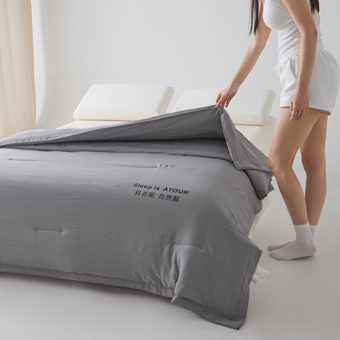 91家纺网 家纺一手货源 找家纺 暖芯家纺 2025新款亚朵同款深睡Pro夏被自在眠自然醒 浅灰